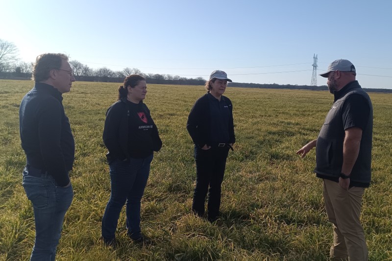 Josh forklarer om regenerativ grasproduksjon.jpg