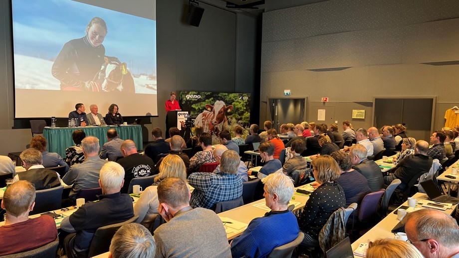 Forsamlingen på fjordårets årsmøte fotografert bakfra mot Kristin Malonæs som står ved talerstolen.